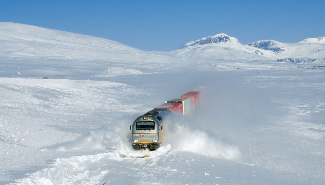 Et godstog på vei gjennom snøen på Saltfjellet i Nordland. Om været er spesielt kaldt eller varmt på stedet du bor kan påvirke klimaholdninger, ifølge en ny studie. <p>(Foto: David Gubler/<a class="mw-mmv-license" href="http://creativecommons.org/licenses/by-sa/3.0" target="_blank">CC BY-SA 3.0</a>)</p> Et godstog på vei gjennom snøen på Saltfjellet i Nordland. Om været er spesielt kaldt eller varmt på stedet du bor kan påvirke klimaholdninger, ifølge en ny studie. <p>(Foto: David Gubler/<a class="mw-mmv-license" href="http://creativecommons.org/licenses/by-sa/3.0" target="_blank">CC BY-SA 3.0</a>)</p>
