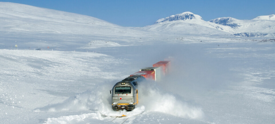Et godstog på vei gjennom snøen på Saltfjellet i Nordland. Om været er spesielt kaldt eller varmt på stedet du bor kan påvirke klimaholdninger, ifølge en ny studie.  (Foto: David Gubler/CC BY-SA 3.0)