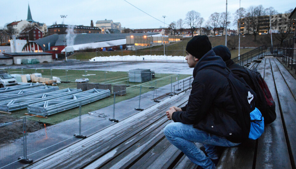 Det er ikke noe særlig å gjøre utendørs i Tøyen-området i Oslo, mener Shayan Hussain (15) og Ihab Ezzeldine (15). Om sommeren likte de å spille fotball på Jordal eller bare henge med kompiser på tribunene. Men nå blir fotballbanen borte og det bygges en ishockeyhall. – Ingen av oss spiller hockey, sier Ihab (til venstre). (Foto: Ida Kvittingen, forskning.no)