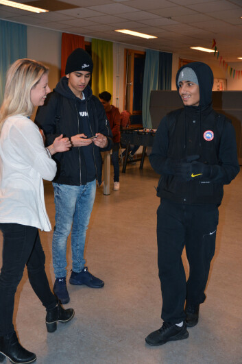 Ihab Ezzeldine (i midten) og Shayan Hussain (til høyre) liker seg best innendørs. Særlig på Jordal fritidsklubb, der Betina Langli (til venstre) jobber. Der kan de spille spill, se på TV eller høre på musikk. – De dagene klubben stenger tidlig, blir det mye loking, sier Shayan. Med andre ord vandring uten mål og mening. (Foto: Ida Kvittingen, forskning.no) Ihab Ezzeldine (i midten) og Shayan Hussain (til høyre) liker seg best innendørs. Særlig på Jordal fritidsklubb, der Betina Langli (til venstre) jobber. Der kan de spille spill, se på TV eller høre på musikk. – De dagene klubben stenger tidlig, blir det mye loking, sier Shayan. Med andre ord vandring uten mål og mening. (Foto: Ida Kvittingen, forskning.no)