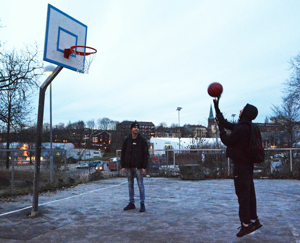Basketballbanen ved Jordal skole er et bra sted å være, ifølge Shayan Hussain (15) og Ihab Ezzeldine (15). Der spiller de, eller bare prater. Shayan har vokst opp i området og sier han er glad i Tøyen. (Foto: Ida Kvittingen, forskning.no)