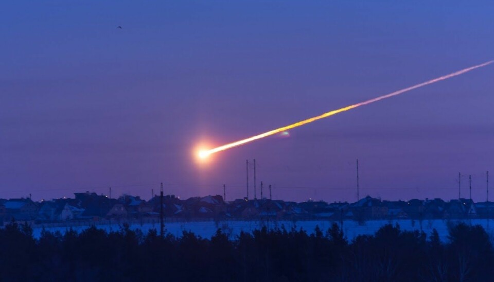 De fleste meteorer brenner opp i atmosfæren, men noen ganger er de så store at treffer bakken. Det skjedde blant annet i 2013, da en stor meteor traff Russland. (Skjermdump: YouTube/Tuvix72)