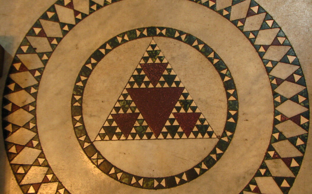 Sierpinski-trekanter i et tidligere liv. Mosaikk, sannsynligvis fra 1200-tallet, i Santa Maria-kirken i Trastevere i Roma. (Foto: fdecomite, Creative Commons CC BY 2.0) Sierpinski-trekanter i et tidligere liv. Mosaikk, sannsynligvis fra 1200-tallet, i Santa Maria-kirken i Trastevere i Roma. (Foto: fdecomite, Creative Commons CC BY 2.0)