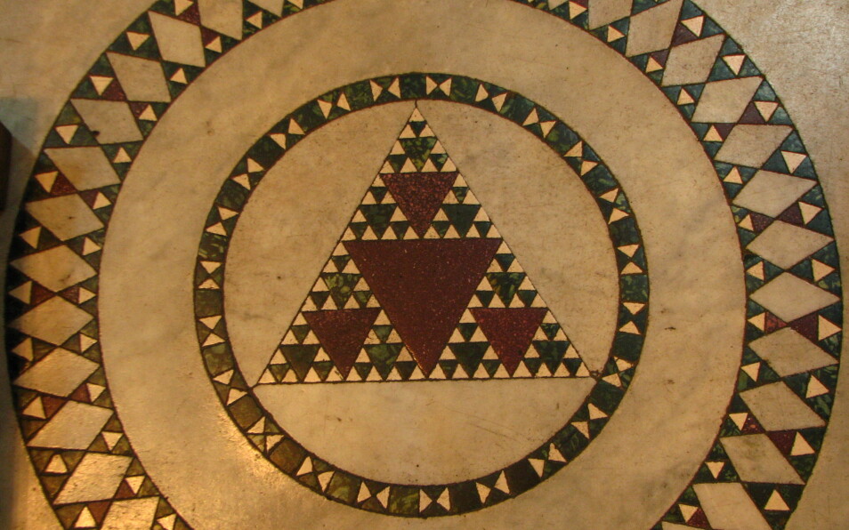 Sierpinski-trekanter i et tidligere liv. Mosaikk, sannsynligvis fra 1200-tallet, i Santa Maria-kirken i Trastevere i Roma. (Foto: fdecomite, Creative Commons CC BY 2.0)
