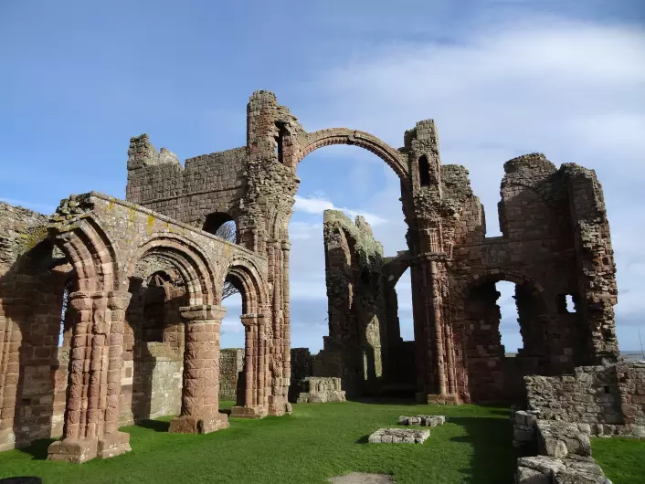 Ruinene av klosteret på Lindisfarne, hvor det berømte viking-angrepet skal ha funnet sted. Disse ruinene stammer fra 1100-tallet. (Foto: EVERYMAN FILMS LTD/CC BY 2.0)