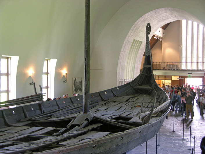 Osebergskipet stammer fra rundt år 800, i begynnelsen av det vi kaller vikingtiden. Teknologiske framskritt i seilskip-teknologi er en av de tradisjonelle forklaringene på vikingtiden. (Foto: Hofi0006/CC BY-SA 3.0) Osebergskipet stammer fra rundt år 800, i begynnelsen av det vi kaller vikingtiden. Teknologiske framskritt i seilskip-teknologi er en av de tradisjonelle forklaringene på vikingtiden. (Foto: Hofi0006/CC BY-SA 3.0)