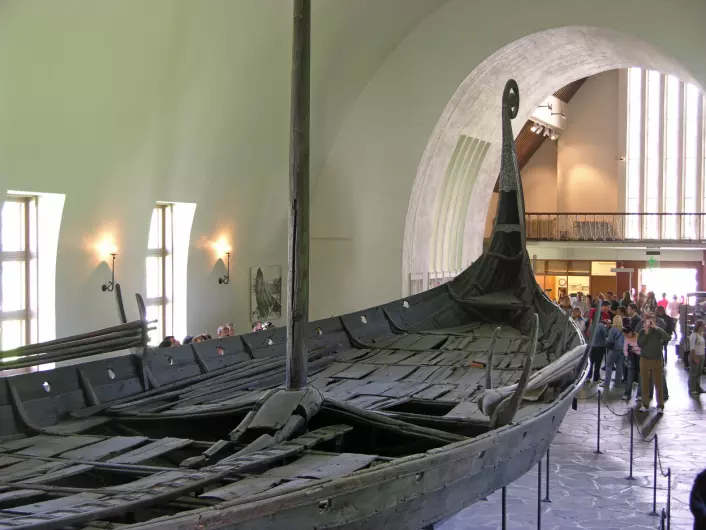 Osebergskipet stammer fra rundt år 800, i begynnelsen av det vi kaller vikingtiden. Teknologiske framskritt i seilskip-teknologi er en av de tradisjonelle forklaringene på vikingtiden. (Foto: Hofi0006/CC BY-SA 3.0)