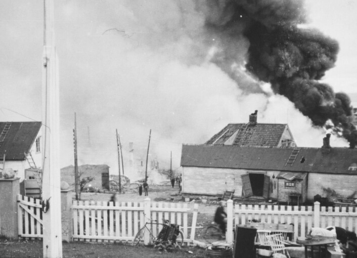 «Storbombinga» av Vadsø i 1944 drepte flere mennesker, blant dem også barn. De allierte ville ramme den tyske okkupasjonsmakten, men sivilbefolkningen havnet i kryssilden. (Foto: Finnmark fylkesbibliotek/Digitalt museum. Public domain 1.0) «Storbombinga» av Vadsø i 1944 drepte flere mennesker, blant dem også barn. De allierte ville ramme den tyske okkupasjonsmakten, men sivilbefolkningen havnet i kryssilden. (Foto: Finnmark fylkesbibliotek/Digitalt museum. Public domain 1.0)