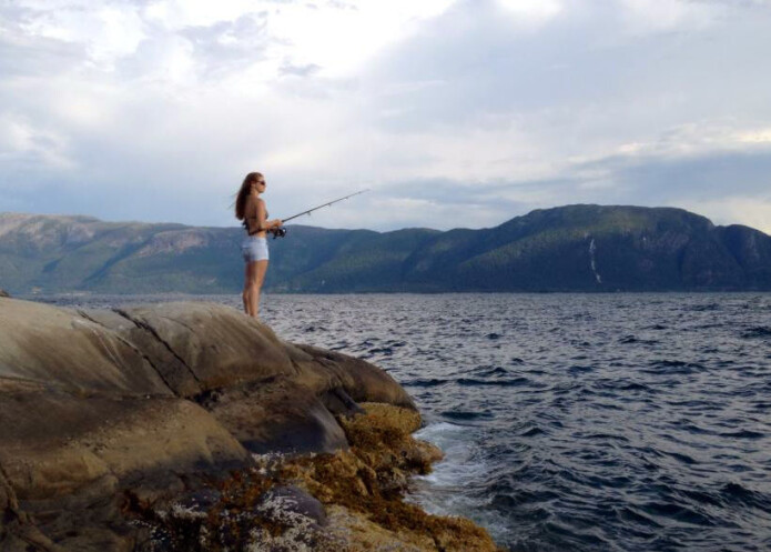Fiske frå berg langs Sognefjorden – det er sommar for meg. Foto: Privat Fiske frå berg langs Sognefjorden – det er sommar for meg. Foto: Privat