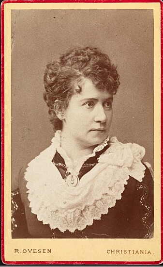 Skuespilleren Johanne Juell spilte hovedrollen som Nora på Christiania. (Foto: Ovesen, R. / Oslo Museum, lisens: CC BY-SA 4.0) Skuespilleren Johanne Juell spilte hovedrollen som Nora på Christiania. (Foto: Ovesen, R. / Oslo Museum, lisens: CC BY-SA 4.0)