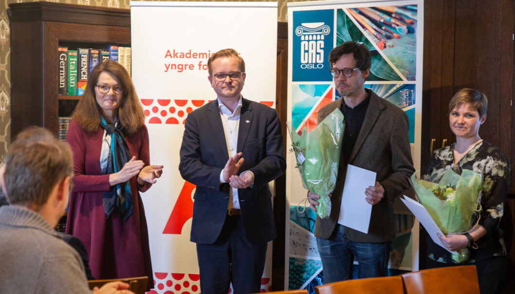 Kjartan Almenning, politisk rådgiver for forsknings- og høyere utdanningsminister Iselin Nybø, overrekker diplom til vinnerne av Young CAS Fellow 2019/20, fra høyre: Hilde Nesse Tyssøy og Are Skeie Hermansen. Vitenskapelig leder ved Senter for grunnforskning (CAS) Camilla Serck-Hanssen helt til venstre. (Foto: Camilla K. Elmar, CAS) Kjartan Almenning, politisk rådgiver for forsknings- og høyere utdanningsminister Iselin Nybø, overrekker diplom til vinnerne av Young CAS Fellow 2019/20, fra høyre: Hilde Nesse Tyssøy og Are Skeie Hermansen. Vitenskapelig leder ved Senter for grunnforskning (CAS) Camilla Serck-Hanssen helt til venstre. (Foto: Camilla K. Elmar, CAS)