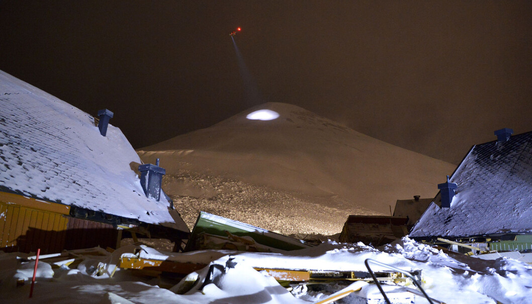 To mennesker døde da et snøskred traff ti hus i Longyearbyen på Svalbard den 12. desember 2015. (Foto: Terje Mortensen / VG / NTB Scanpix) To mennesker døde da et snøskred traff ti hus i Longyearbyen på Svalbard den 12. desember 2015. (Foto: Terje Mortensen / VG / NTB Scanpix)