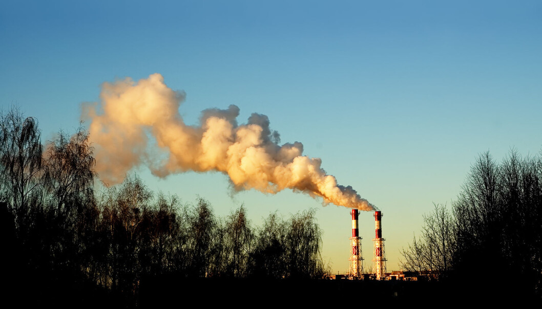 I takt med at mennesket har sluppet ut mer og mer CO2 i atmosfæren, har vi lagt på oss stadig mer. Danske forskere tenkte at det kunne være en direkte sammenheng mellom de to fenomenene. (Illustrasjonsfoto: Ivan Skvortsov / Shutterstock / NTB scanpix) I takt med at mennesket har sluppet ut mer og mer CO2 i atmosfæren, har vi lagt på oss stadig mer. Danske forskere tenkte at det kunne være en direkte sammenheng mellom de to fenomenene. (Illustrasjonsfoto: Ivan Skvortsov / Shutterstock / NTB scanpix)