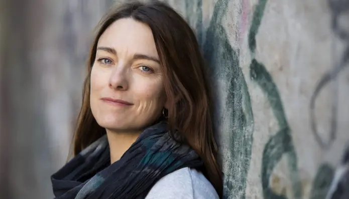 Forsker Jennifer Drummond Johansen har i flere år jobbet som saksbehandler i barnevernet i bydeler i Oslo med høy tetthet av innvandrere og flyktninger. Det gjorde henne interessert i problemene som mange flyktninger strever med. Nå er hun stipendiat ved OsloMet – storbyuniversitet og skriver doktoravhandling om temaet. (Foto: Sonja Balci) Forsker Jennifer Drummond Johansen har i flere år jobbet som saksbehandler i barnevernet i bydeler i Oslo med høy tetthet av innvandrere og flyktninger. Det gjorde henne interessert i problemene som mange flyktninger strever med. Nå er hun stipendiat ved OsloMet – storbyuniversitet og skriver doktoravhandling om temaet. (Foto: Sonja Balci)