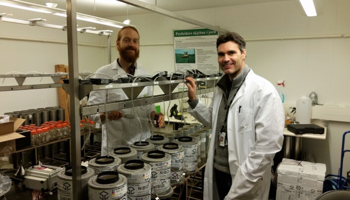 Roger Holten (til høyre), doktorgradsstudent ved NIBIO, her med NIBIO-forsker Fredrik Bøe, har undersøkt transporten av plantevernmidler gjennom intakte frosne jordsøyler i laboratoriet. (Foto. NIBIO) Roger Holten (til høyre), doktorgradsstudent ved NIBIO, her med NIBIO-forsker Fredrik Bøe, har undersøkt transporten av plantevernmidler gjennom intakte frosne jordsøyler i laboratoriet. (Foto. NIBIO)