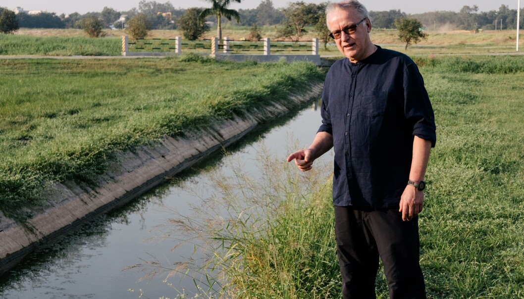 Forskeren Johannes Deelstra har jobbet med vann i mange land, deriblant Kenya, Egypt og India. Her inspiserer han en vanningskanal tilknyttet Krishna-bassenget i India. (Foto: Ragnar Våga Pedersen) Forskeren Johannes Deelstra har jobbet med vann i mange land, deriblant Kenya, Egypt og India. Her inspiserer han en vanningskanal tilknyttet Krishna-bassenget i India. (Foto: Ragnar Våga Pedersen)