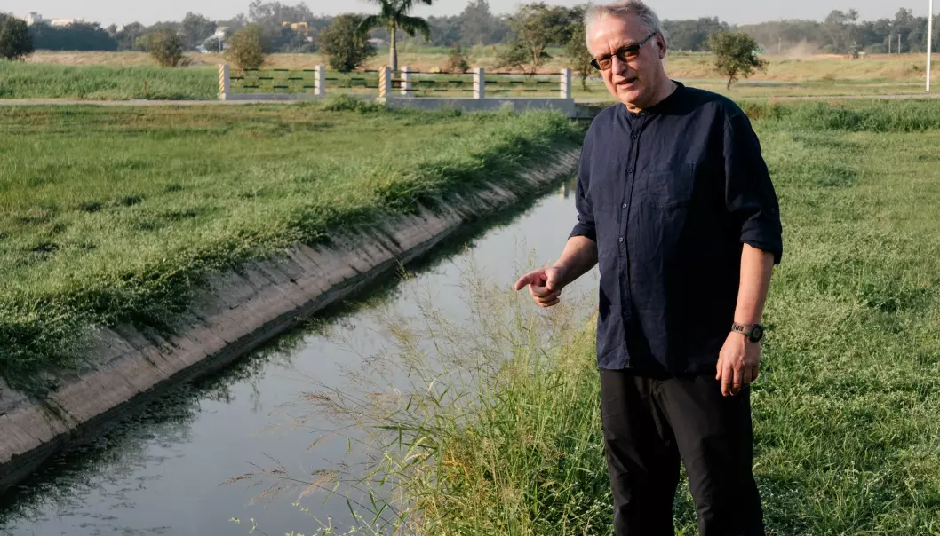 Forskeren Johannes Deelstra har jobbet med vann i mange land, deriblant Kenya, Egypt og India. Her inspiserer han en vanningskanal tilknyttet Krishna-bassenget i India. (Foto: Ragnar Våga Pedersen)