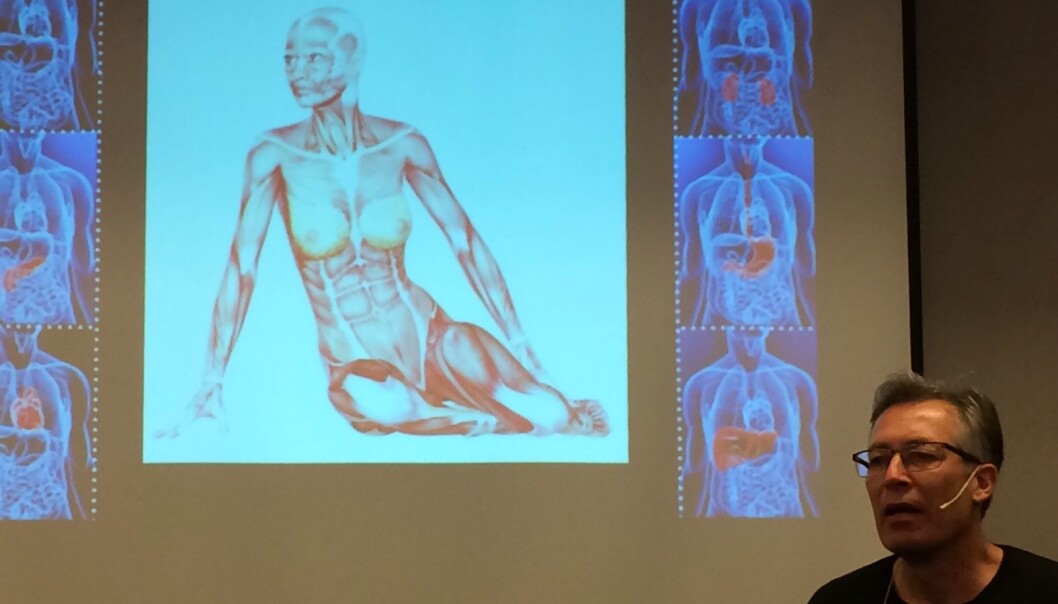 - Om noen år vil det bli mulig å transplantere flere 3D-printede organer av levende materiale, sier professor Joel C. Glover ved avdeling for molekylærmedisin, UiO og direktør ved Nasjonalt senter for stamcelleforskning ved Oslo Universitetssykehus. 3D-printede knokler er allerede transplantert i dyr, og ser ut til å fungere bra. Han tror kunstige urinblærer vil komme før hjerter, lever og nyrer. (Foto: Anne Lise Stranden/forskning.no) - Om noen år vil det bli mulig å transplantere flere 3D-printede organer av levende materiale, sier professor Joel C. Glover ved avdeling for molekylærmedisin, UiO og direktør ved Nasjonalt senter for stamcelleforskning ved Oslo Universitetssykehus. 3D-printede knokler er allerede transplantert i dyr, og ser ut til å fungere bra. Han tror kunstige urinblærer vil komme før hjerter, lever og nyrer. (Foto: Anne Lise Stranden/forskning.no)