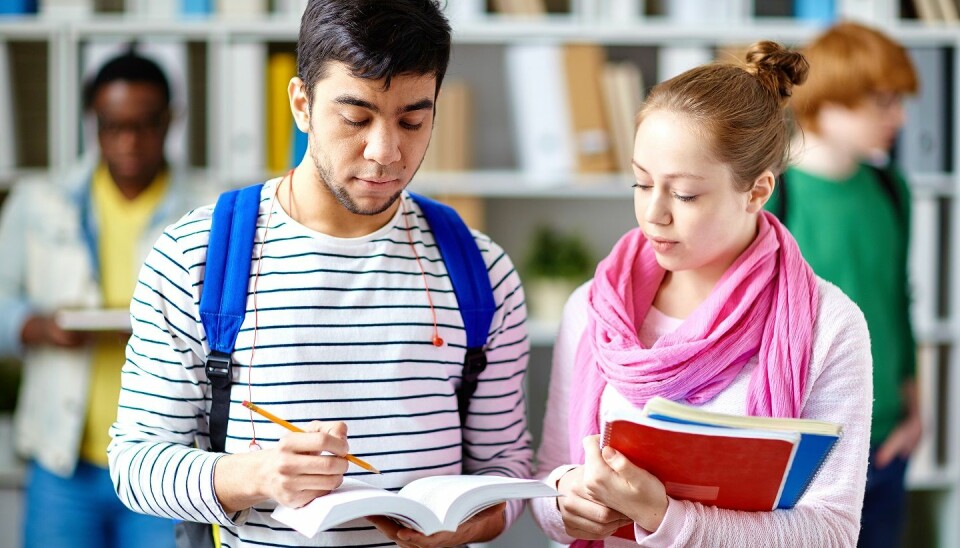 Både elevenes kjønn, studieprogram og leseferdigheter på norsk kan forklare hvor svake eller sterke de er til å lese på engelsk, viser ny studie. (Foto: Colourbox)