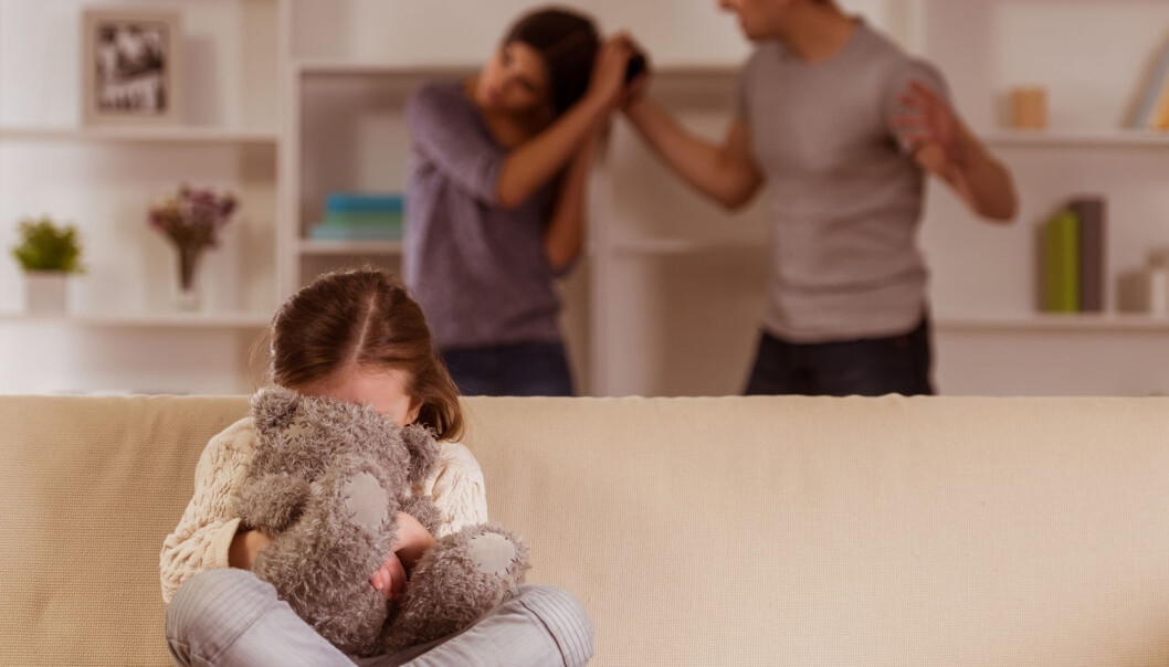 Når politiet kommer inn i hjem der det pågår vold, skal de bryte opp partene, men også håndtere barn som er tilstede. Barn har status som fornærmet i saken. (Foto: Shutterstock / NTB scanpix) Når politiet kommer inn i hjem der det pågår vold, skal de bryte opp partene, men også håndtere barn som er tilstede. Barn har status som fornærmet i saken. (Foto: Shutterstock / NTB scanpix)
