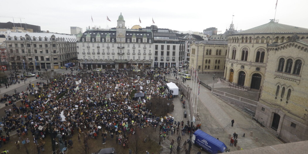 Tusenvis av streikende skoleelever er møtte opp utenfor Stortinget fredag 22. mars. (Foto: Tom Hansen / NTB scanpix) Tusenvis av streikende skoleelever er møtte opp utenfor Stortinget fredag 22. mars. (Foto: Tom Hansen / NTB scanpix)