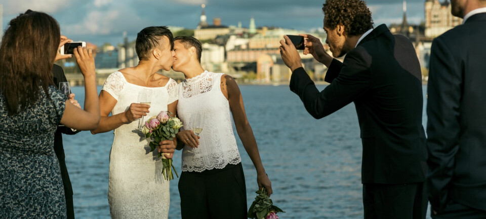 Lesbiske ivrer mer enn homofile etter både å gifte seg og gå fra registrerte partnere til ektefeller. (Foto: Maskot/NTB scanpix)