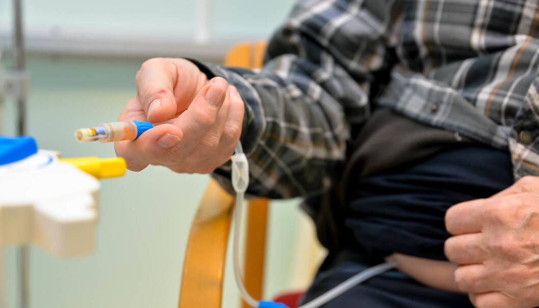 Stadig flere er avhengige av dialysebehandling i Norge. Dette er er svært krevende behandling, både for pasienten og for helsevesenet. Behandlingen skal rense avfallstoffer fra blodet når kroppens egen rensefabrikk, nyrene, har sviktet. Forskning ved Universitetssykehuset i Nord-Norge er i ferd med å komme nærmere et svar på hvorfor nyrene svikter og hvordan det kan forebygges. (Foto: Rune Stoltz Bertinussen, Krysspress) Stadig flere er avhengige av dialysebehandling i Norge. Dette er er svært krevende behandling, både for pasienten og for helsevesenet. Behandlingen skal rense avfallstoffer fra blodet når kroppens egen rensefabrikk, nyrene, har sviktet. Forskning ved Universitetssykehuset i Nord-Norge er i ferd med å komme nærmere et svar på hvorfor nyrene svikter og hvordan det kan forebygges. (Foto: Rune Stoltz Bertinussen, Krysspress)