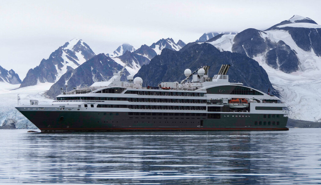 Botanikerne Dagmar Hagen og Kristine Bakke Westergaard ble invitert med på ekspedisjonscruise som eksperter på planteliv i Arktis. Foto: Kristine Bakke Westergaard. Botanikerne Dagmar Hagen og Kristine Bakke Westergaard ble invitert med på ekspedisjonscruise som eksperter på planteliv i Arktis. Foto: Kristine Bakke Westergaard.
