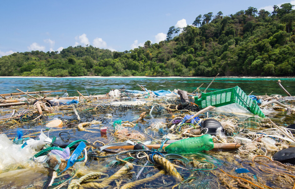 Lokale ansamlinger av plastsøppel som dette finnes flere steder i havet. Men det som omtales som søppelfelt, ser ikke slik ut. Søppelet ligger fordelt i vannmassene, ikke klumpet sammen på overflaten. (Foto: Shutterstock/NTB scanpix)