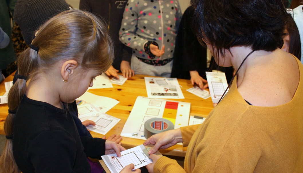 Målekampanjen rundt om i Norge varer til 15. mai. Her viser forsker Núria Castell fjerdeklassingen Elin Bakkerud Depuis på Årvoll skole i Oslo hvordan hun gjør luftmåleren klar til bruk. (Foto: Nilu) Målekampanjen rundt om i Norge varer til 15. mai. Her viser forsker Núria Castell fjerdeklassingen Elin Bakkerud Depuis på Årvoll skole i Oslo hvordan hun gjør luftmåleren klar til bruk. (Foto: Nilu)