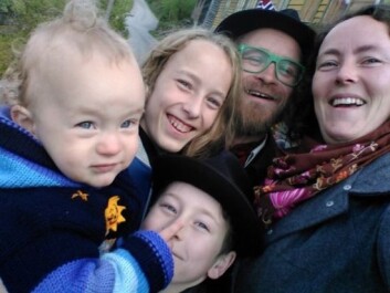 Til småbruket Alvastien kom Hege Iren og Eirik Lillebøe Wiken med flyttelasset for 13 år siden. 2016: Tretten år og tre barn senere. (Foto: Privat) Til småbruket Alvastien kom Hege Iren og Eirik Lillebøe Wiken med flyttelasset for 13 år siden. 2016: Tretten år og tre barn senere. (Foto: Privat)