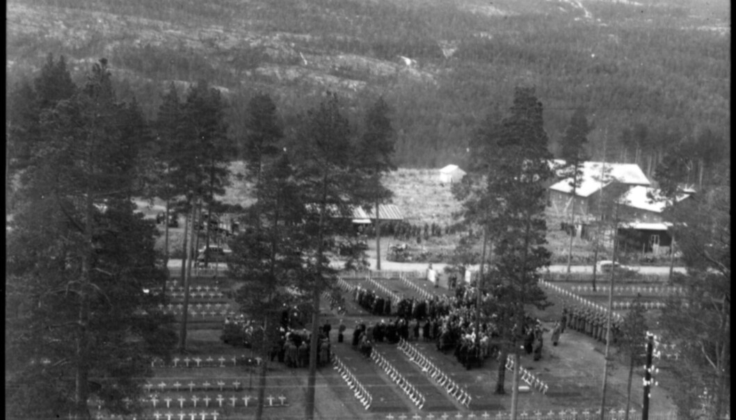 Lokalbefolkningen var forferdet over Operasjon asfalt, der kroppsdeler ble stappet ned i sekker og fraktet bort. Bildet er fra Hestbrinken krigskirkegård i Saltdal 1945. Alle kors ble fjernet under operasjonen. (Foto: Salten Museum) Lokalbefolkningen var forferdet over Operasjon asfalt, der kroppsdeler ble stappet ned i sekker og fraktet bort. Bildet er fra Hestbrinken krigskirkegård i Saltdal 1945. Alle kors ble fjernet under operasjonen. (Foto: Salten Museum)
