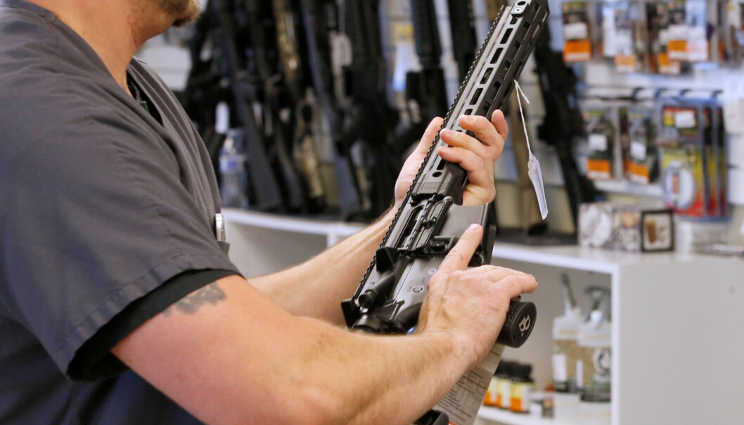 I USA får du kjøpt våpen over disk, men bare i 14 av 50 stater bryr selgeren seg om hvem du er. I butikkene i Utah sjekker de ikke bakgrunnen til våpenkjøperen. (Foto: George Frey/Reuters/NTB Scanpix) I USA får du kjøpt våpen over disk, men bare i 14 av 50 stater bryr selgeren seg om hvem du er. I butikkene i Utah sjekker de ikke bakgrunnen til våpenkjøperen. (Foto: George Frey/Reuters/NTB Scanpix)
