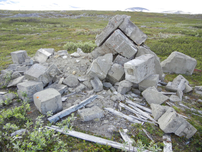 Ødelagt monument ved Bjørnelva. Bildet er tatt i 2012. (Foto: Charles Utvik) Ødelagt monument ved Bjørnelva. Bildet er tatt i 2012. (Foto: Charles Utvik)