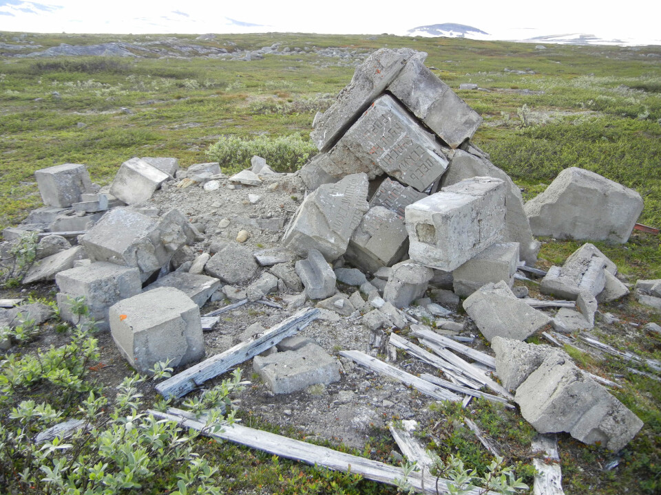 Ødelagt monument ved Bjørnelva. Bildet er tatt i 2012. (Foto: Charles Utvik)