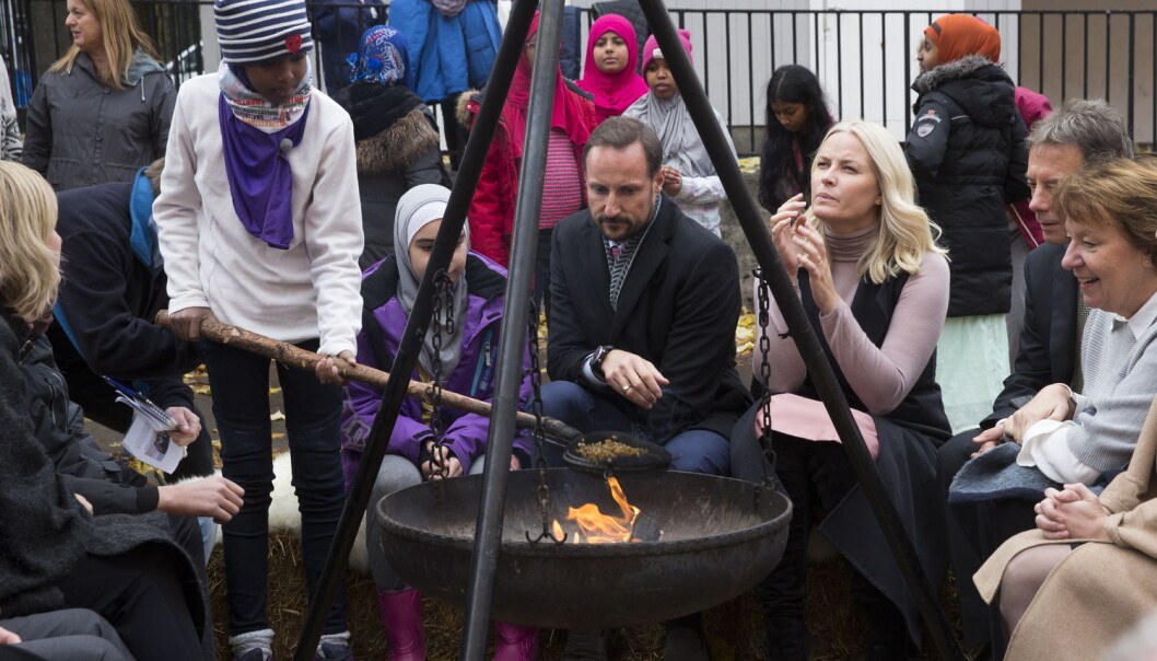 Kronprins Haakon og kronprinsesse Mette-Marit griller popkorn sammen med elever i skolegården under et besøk ved Tøyen skole i Oslo i november. (Foto: Berit Roald / NTB scanpix) Kronprins Haakon og kronprinsesse Mette-Marit griller popkorn sammen med elever i skolegården under et besøk ved Tøyen skole i Oslo i november. (Foto: Berit Roald / NTB scanpix)