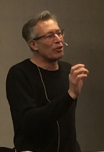 - Vi er allerede i full gang med å bruke 3D-printet vev til å teste ut medisiner på, sa professor Noel Glover på Bioteknologirådets forskningsfrokost denne uken. (Foto: Anne Lise Stranden/forskning.no) - Vi er allerede i full gang med å bruke 3D-printet vev til å teste ut medisiner på, sa professor Noel Glover på Bioteknologirådets forskningsfrokost denne uken. (Foto: Anne Lise Stranden/forskning.no)