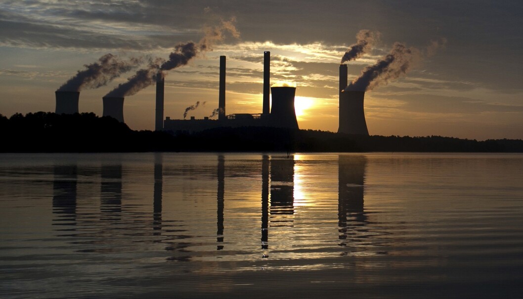 Solnedgang bak et kullkraftverk i Juliette i USA. Kullkraft er en av de største kildene til utslipp av CO2. (Foto: Branden Camp, AP, NTB scanpix) Solnedgang bak et kullkraftverk i Juliette i USA. Kullkraft er en av de største kildene til utslipp av CO2. (Foto: Branden Camp, AP, NTB scanpix)
