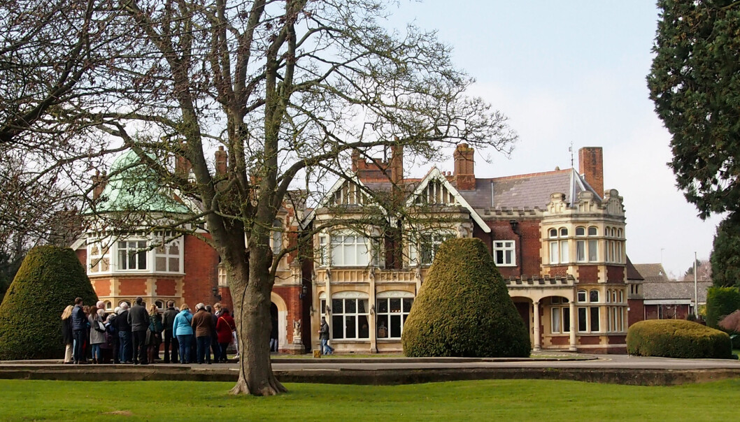 I dag huser Bletchley Park et museum om kodeknekkernes arbeid der under andre verdenskrig. Nå skal en av bygningene, G-blokka, gjøres om til en skole for IKT-sikkerhet. På bildet ser man Bletchley Mansion. (Foto: Silja Björklund Einarsdóttir/forskning.no) I dag huser Bletchley Park et museum om kodeknekkernes arbeid der under andre verdenskrig. Nå skal en av bygningene, G-blokka, gjøres om til en skole for IKT-sikkerhet. På bildet ser man Bletchley Mansion. (Foto: Silja Björklund Einarsdóttir/forskning.no)