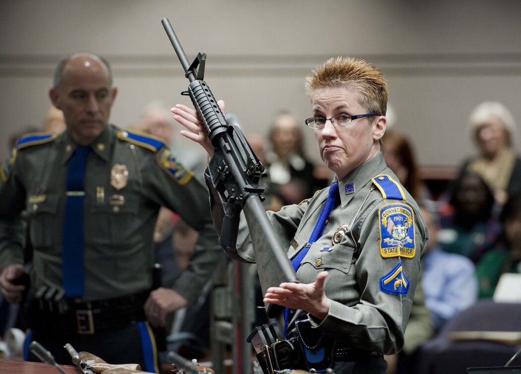 Automatvåpen som dette, som ble brukt under skolemassakren på Sandy Hook Elementary School i Connecticut 2012, der 26 skolebarn og seks ansatte ble drept, kan fritt kjøpes over disk i mange amerikanske delstater. (Foto: AP, NTB scanpix) Automatvåpen som dette, som ble brukt under skolemassakren på Sandy Hook Elementary School i Connecticut 2012, der 26 skolebarn og seks ansatte ble drept, kan fritt kjøpes over disk i mange amerikanske delstater. (Foto: AP, NTB scanpix)