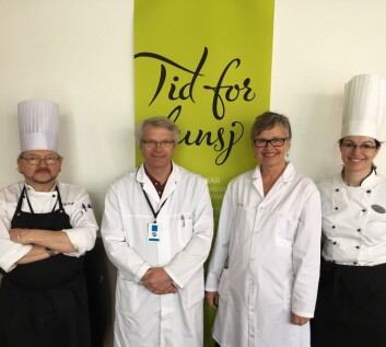 Paul Kwiatkowski, fra ISS Facility Services, Geir Håbesland fra Brandgarden, Jorunn Sofie Hansen fra Nofima og Elena Cristina Andersen ISS Facility gjør seg klar til å servere lunsj til sultne gjester. (Foto: Roger Midttvedt / ISS Facility Services) Paul Kwiatkowski, fra ISS Facility Services, Geir Håbesland fra Brandgarden, Jorunn Sofie Hansen fra Nofima og Elena Cristina Andersen ISS Facility gjør seg klar til å servere lunsj til sultne gjester. (Foto: Roger Midttvedt / ISS Facility Services)