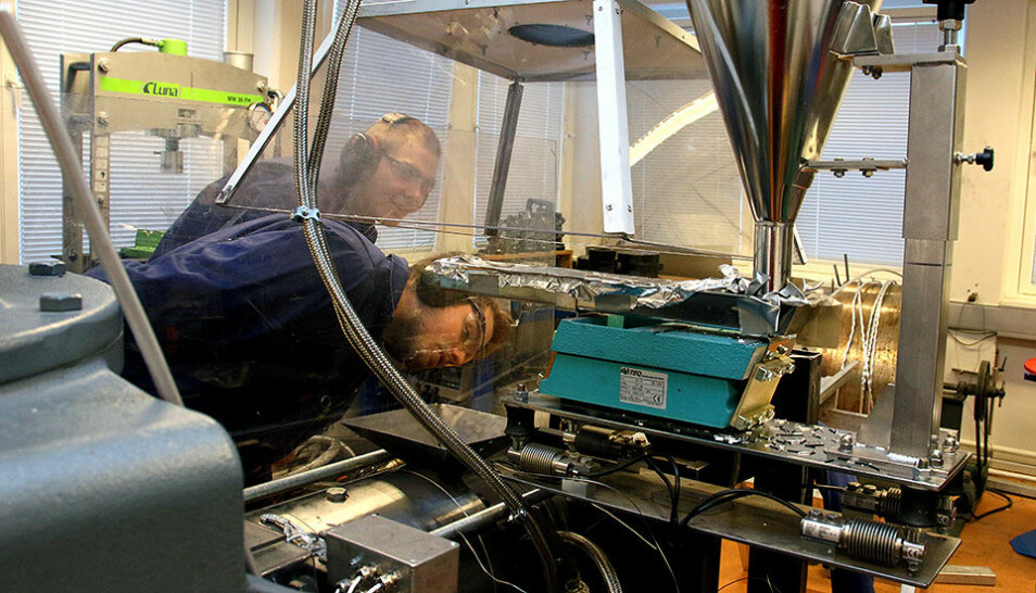 Stipendiat Geir Langelandsvik og masterstudent Olav Ragnvaldsen  overvåker en maskin som gjør biter av aluminium om til armering for betong. (Foto: Wenche Margrethe Kulmo/NTNU)