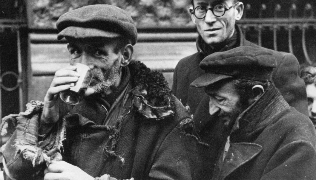 En jøde fikk en rasjon på 184 kalorier per dag i Polen i 1941. Nazistenes plan var å la dem sulte ihjel i gettoene, men hjelpeorganisasjoner og kreative smuglere jobbet hardt for å holde befolkningen i live. Bildet er fra tidlig i 1941, utsultingen skulle vare i over to år til. (Foto: Albert Cusian og Erhard J. Knobloch / NTB scanpix) En jøde fikk en rasjon på 184 kalorier per dag i Polen i 1941. Nazistenes plan var å la dem sulte ihjel i gettoene, men hjelpeorganisasjoner og kreative smuglere jobbet hardt for å holde befolkningen i live. Bildet er fra tidlig i 1941, utsultingen skulle vare i over to år til. (Foto: Albert Cusian og Erhard J. Knobloch / NTB scanpix)