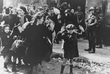 Beboerne av gettoen i Warszawa ble sendt til utryddelsesleirene i april 1943. 750 av dem gjorde motstand. (Foto: AP Photo) Beboerne av gettoen i Warszawa ble sendt til utryddelsesleirene i april 1943. 750 av dem gjorde motstand. (Foto: AP Photo)