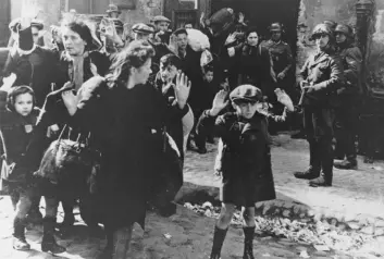 Beboerne av gettoen i Warszawa ble sendt til utryddelsesleirene i april 1943. 750 av dem gjorde motstand. (Foto: AP Photo)