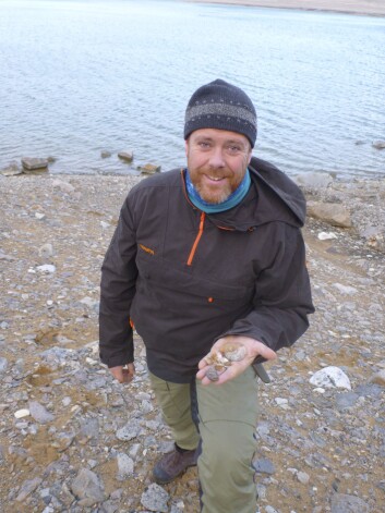 Jørgen Berge med fossile skjell fra Rijpfjorden på Svalbard. Blåskjell levde på Svalbard i varme perioder etter siste istid, men hvilke arter bodde her den gangen? DNA fra disse fossilene har ikke latt seg isolere. (Foto: Colin Griffiths /SAMS/UiT) Jørgen Berge med fossile skjell fra Rijpfjorden på Svalbard. Blåskjell levde på Svalbard i varme perioder etter siste istid, men hvilke arter bodde her den gangen? DNA fra disse fossilene har ikke latt seg isolere. (Foto: Colin Griffiths /SAMS/UiT)