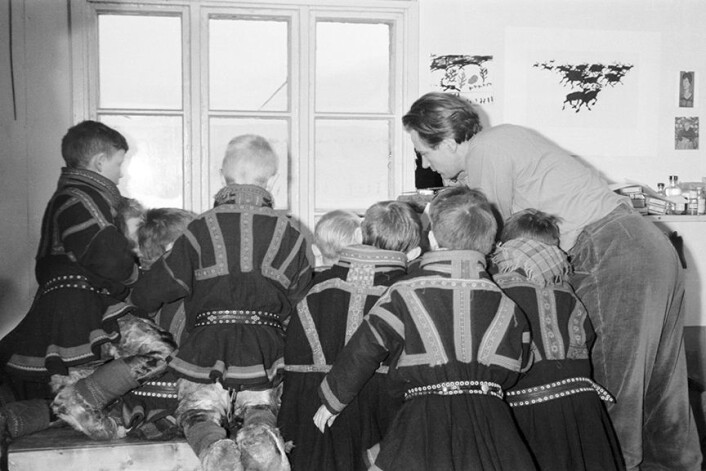 Et kunstnerektepar var på besøk på skolen i Kautokeino og lot ungene joike. Det er akkurat denne dagen i februar 1953 at historia om joikeforbudet begynner. (Foto: Elisabeth Brokke) Et kunstnerektepar var på besøk på skolen i Kautokeino og lot ungene joike. Det er akkurat denne dagen i februar 1953 at historia om joikeforbudet begynner. (Foto: Elisabeth Brokke)