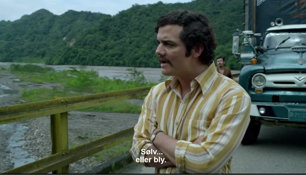 Når Pablo Escobar tilbyr nokon sølv eller bly, er det ikkje snakk om metallklumpar. Her spilt av Wagner Moura i Netflix-serien Narcos. (Foto: Skjermbilde fra Netflix)