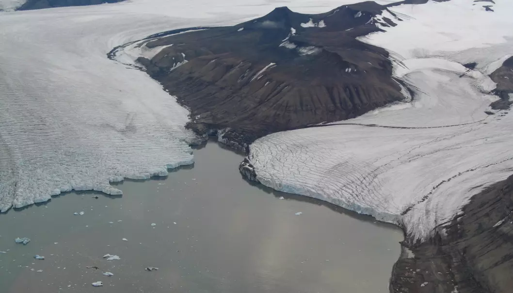 Isbreer på Svalbard mister mer is gjennom smelting og kalving enn hva de legger på seg. Dette tapet av masse og areal endrer landskapet og bidrar til havnivåstigning. På bildet ser vi breene Petermannbreen, Perthesfjella og Johansenbreen. (Foto: Anders Skoglund / Norsk Polarinstitutt)
