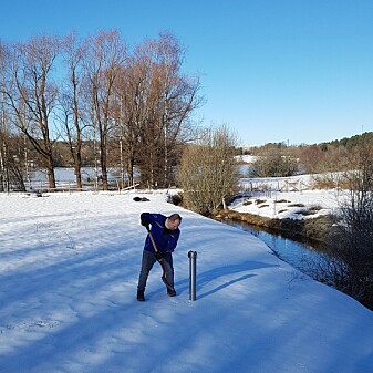 I tillegg til vannprøver, har forskere fra NIBIO tatt snøprøver for å kunne si noe om spredning og konsentrasjoner av formiat. Her tar Ståle Haaland som tar snøprøver langs Bølerbekken ved Østensjøvannet. (Foto: Johanna Skrutvold) I tillegg til vannprøver, har forskere fra NIBIO tatt snøprøver for å kunne si noe om spredning og konsentrasjoner av formiat. Her tar Ståle Haaland som tar snøprøver langs Bølerbekken ved Østensjøvannet. (Foto: Johanna Skrutvold)